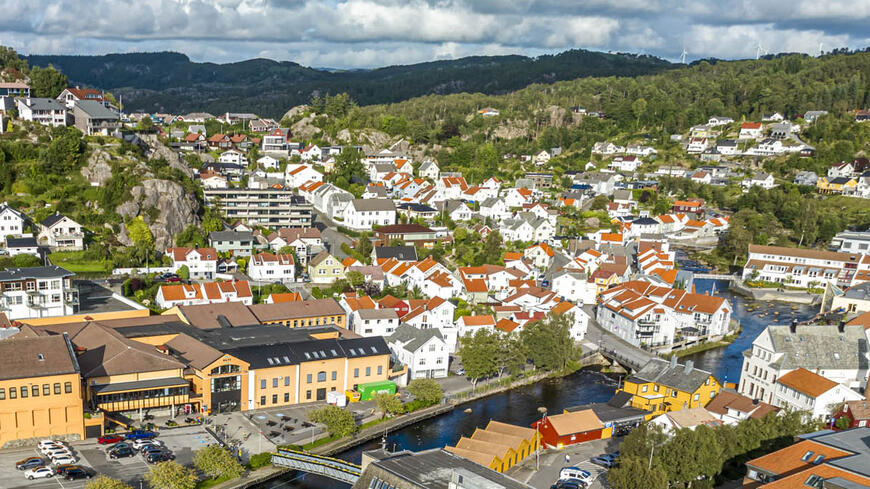 Boliger nær Egersund sentrum sett fra en drone