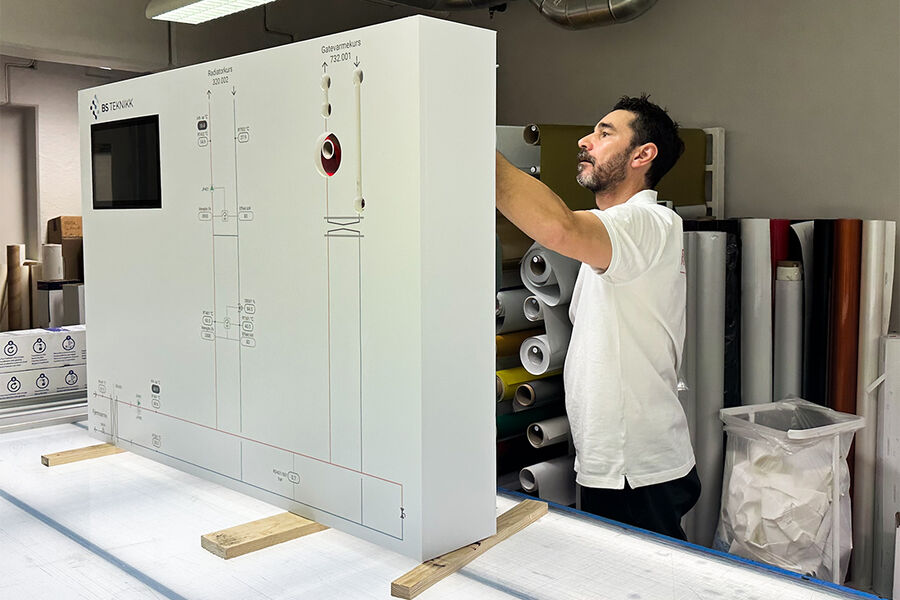 Profilforum AS bygger demoveggen med utfrysninger, folie og tilpasninger mot komponenter.