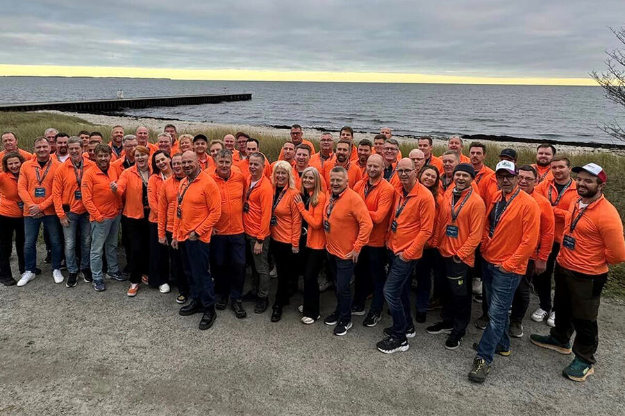 Her ser vi en blid og entusiastisk gjeng fra Norge samlet helt på sydspissen av Sverige. - Utrolig morsomt å ha med seg så engasjerte faglærere og opplæringsansvarlige på tur. De er utrolige viktige for fremtidens rørbransje, og rekrutteringen, og det er de som skal inspirere og formidle kunnskap om rørleggerfaget, påpeker representantene fra Armaturjonsson og Purus etter årets samling.