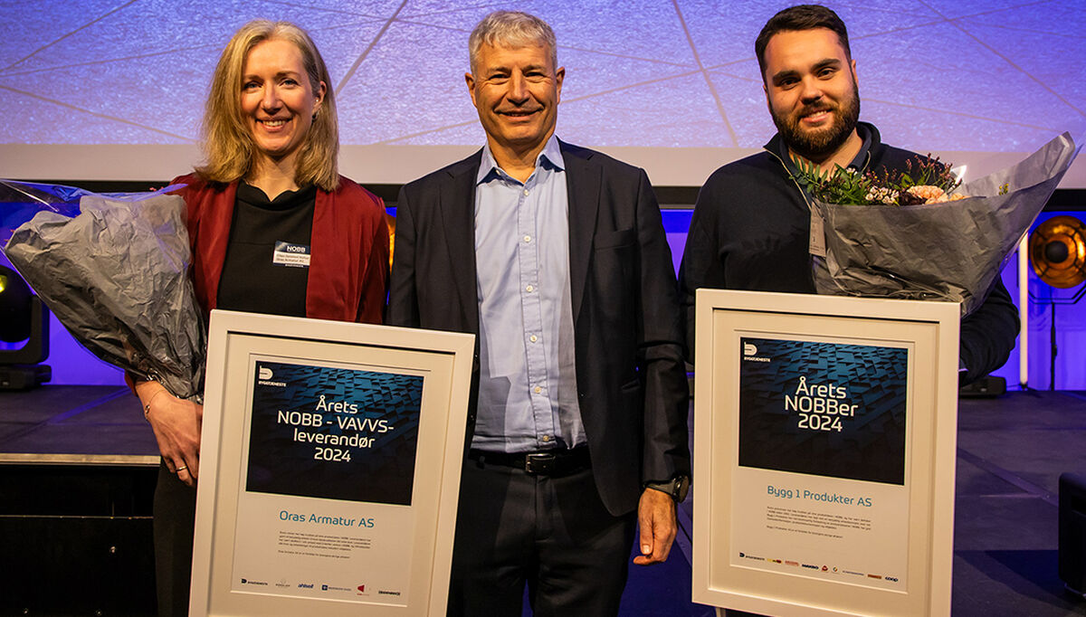 På bildet: Fra høyre, Sander Gjertsen, Bygg1 Produkter AS, Erik Øyno – Protan/Styreformann i Byggtjeneste og Ellen Omsted Holter, Oras Armatur AS (f.v) Foto: Øyvind Berild, Byggtjeneste