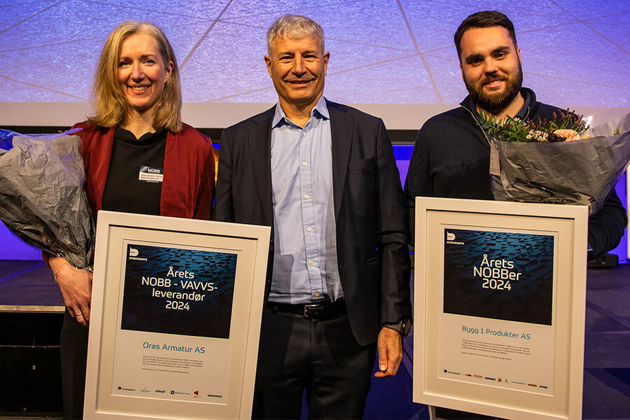 På bildet: Fra høyre, Sander Gjertsen, Bygg1 Produkter AS, Erik Øyno – Protan/Styreformann i Byggtjeneste og Ellen Omsted Holter, Oras Armatur AS (f.v) Foto: Øyvind Berild, Byggtjeneste