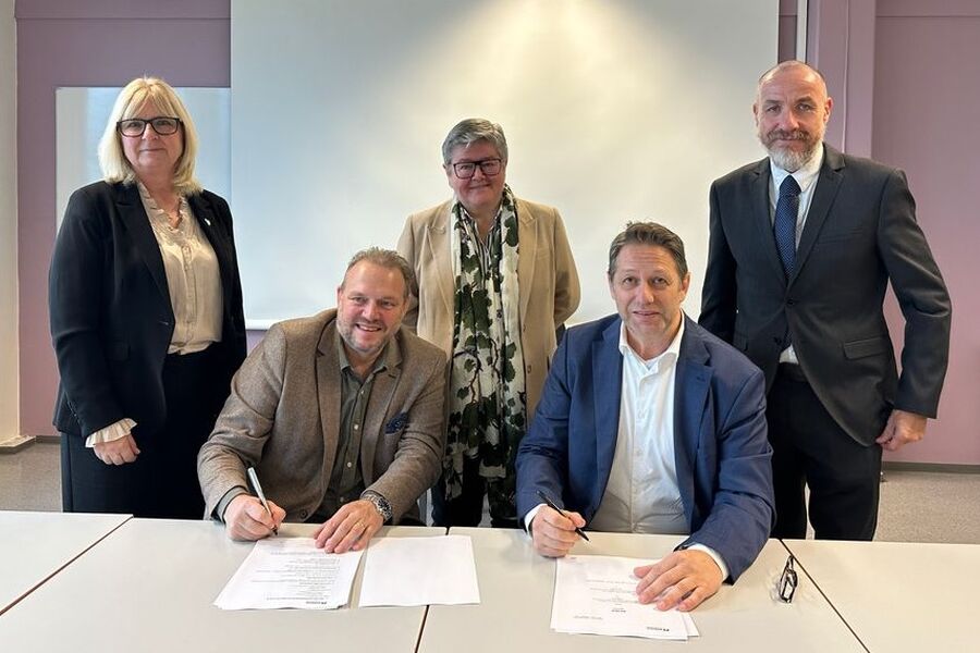 Fra venstre bak: Lise Hagen Rebbestad, fylkesråd for opplæring og kompetanse, Anette Marie Solli, fylkesrådsleder, Tom Staahle, fylkesråd for finans og organisasjon, foran: Øyvind Øveraas, prosjektsjef Betonmast og Christian Andvik, avdelingsleder eiendom i Akershus fylkeskommune. (Foto: Christer Stenberg Weisæth, Akershus fylkeskommune) Foto: Akershus fylkeskommune