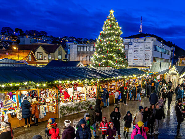 Julebyen i Egersund med Varberg i bakgrunnen