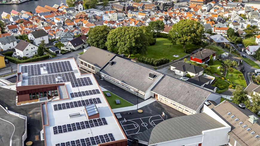 Den gamle skolen på Husabø sett fra en flygende drone
