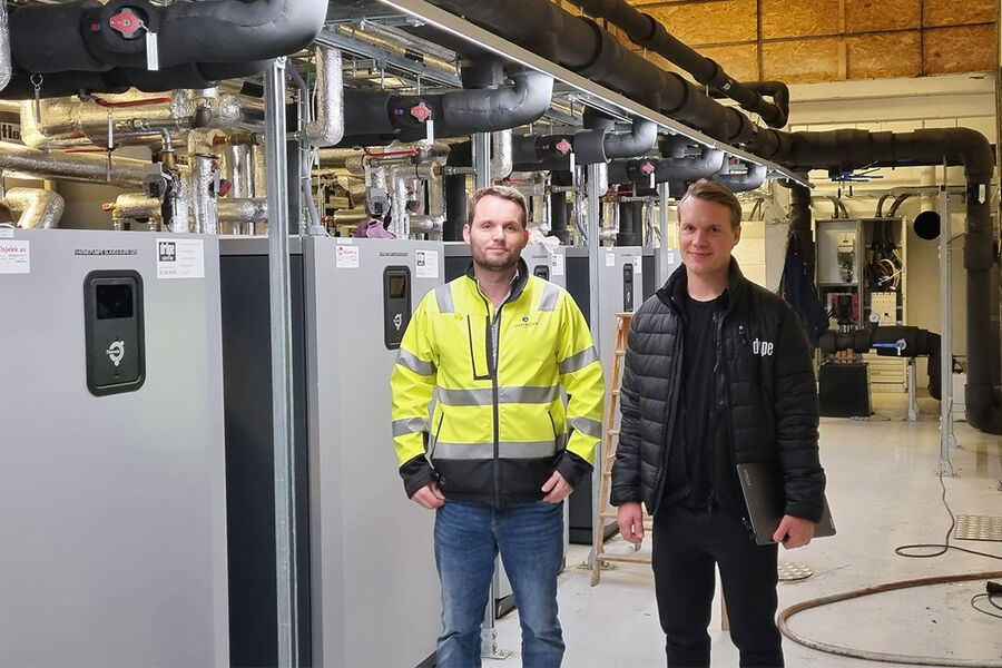 Thomas Myrdal, daglig leder i Dråpe AS, ( til høyre) har 17 års erfaring med varmeanlegg og jobber i dag med prosjektering, SD-anlegg, teknisk tegning, rådgivning og energianalyser i Dråpe AS, her sammen med eiendomsutvikler Egil Paulsen i Anker STI i teknisk rom i Københavngata 10 Grünerløkka som er et kombinert bygg med næring- og leiligheter.