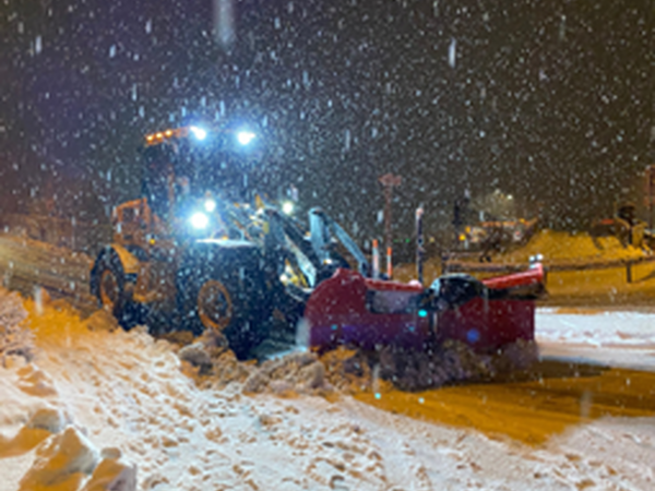 Traktor som brøyter