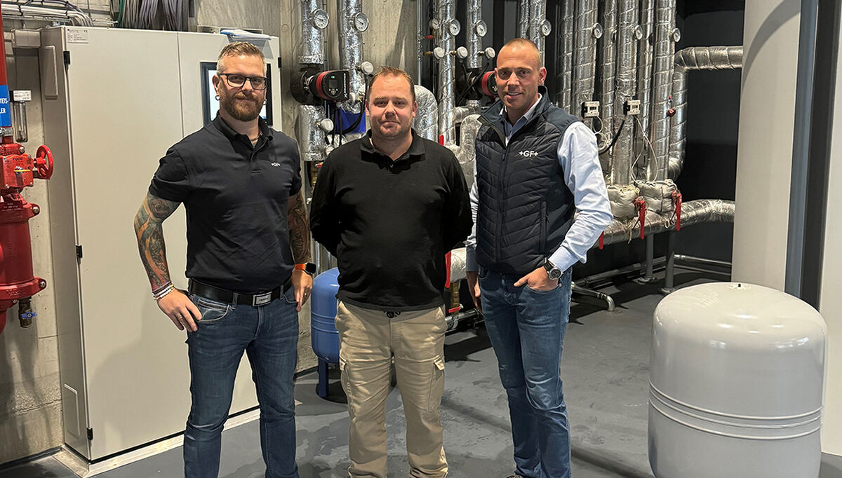 Andreas Blåsternes, distriktssjef for Uponor i Vestland og Møre og Romsdal, Aller Gruppens innkjøpsleder og daglig leder i Unik VVS, Mike Kristiansen, og Kristian Langebeck, National Sales Manager for Uponor, ser frem til å samarbeide igjen.