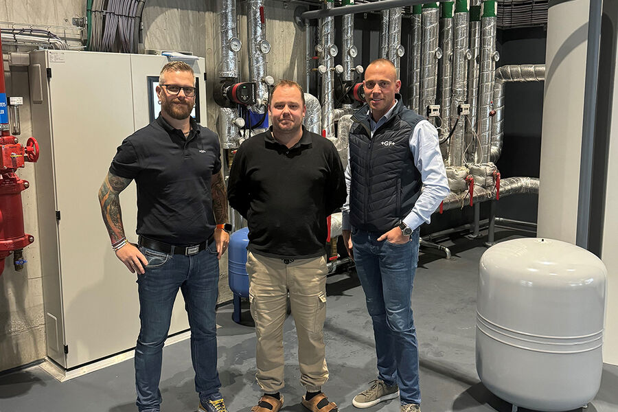 Andreas Blåsternes, distriktssjef for Uponor i Vestland og Møre og Romsdal, Aller Gruppens innkjøpsleder og daglig leder i Unik VVS, Mike Kristiansen, og Kristian Langebeck, National Sales Manager for Uponor, ser frem til å samarbeide igjen.