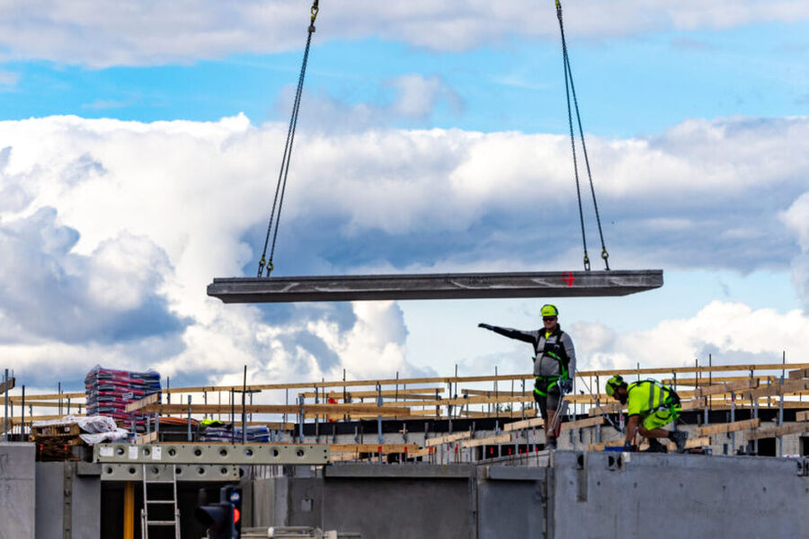 Nybygg på vei i Orestad, København. I Danmark har kunnskap for både små og store bedrifter vært fritt tilgjengelig via et kunnskapssenter for klimaregnskap i bygg.Nå må vi følge etter, skriver kronikkforfatterne. Foto: Alexander Farnsworth/iStock