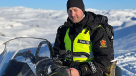 Politikontakten i eigersund kommune på en snøscoter i vinterfjellet