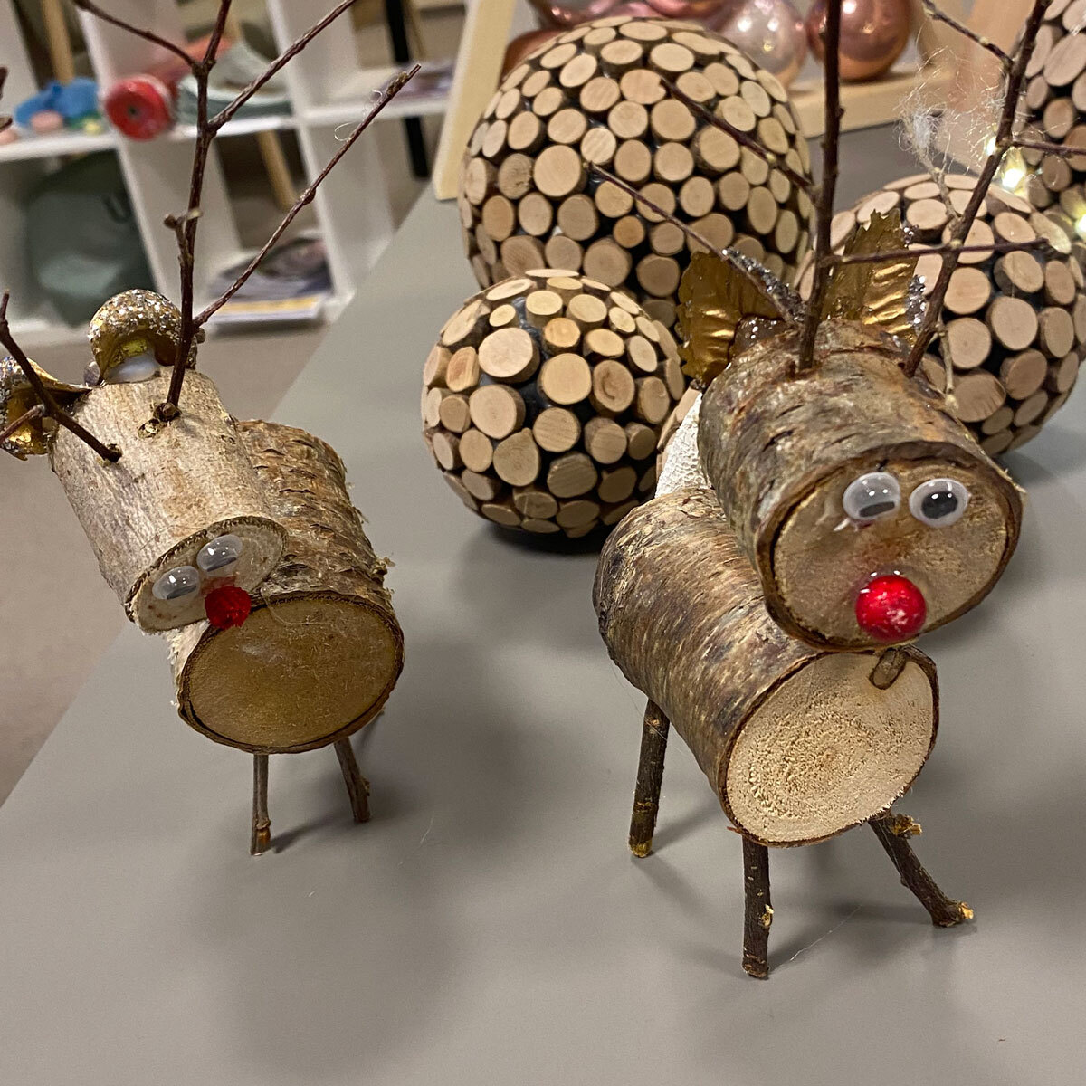Reinsdyrfigurer som står på et bord