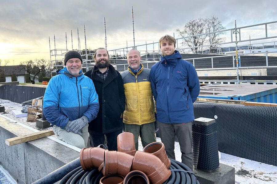 Brødrene Pål og Frode Hagen starter ny familiebedrift med adresse Brumunddal. På bildet ser vi fra venstre Pål Hagen, Magnus Hagen, Håkon Hagen og Frode Hagen. Foto: Privat