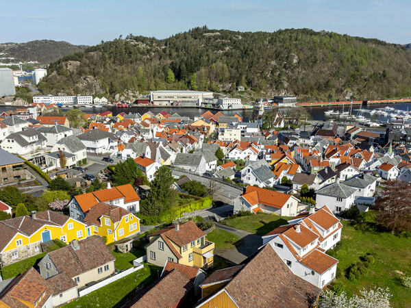 Aarstad gård med Egersund sentrum i bakgrunnen