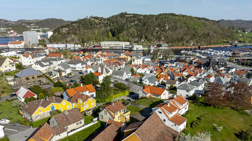 Aarstad gård med Egersund sentrum i bakgrunnen