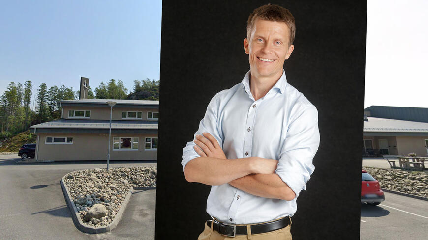 Ole Petter Hjelle forran evangeliehuset i Egersund