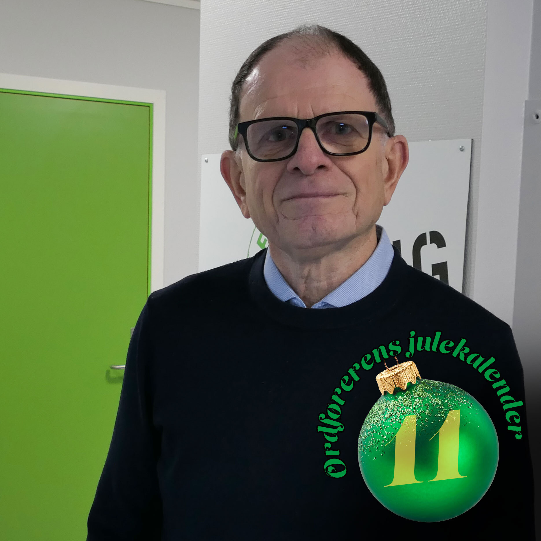 Portrettbilde av Kjell Arild Helleland med ei julekule forran