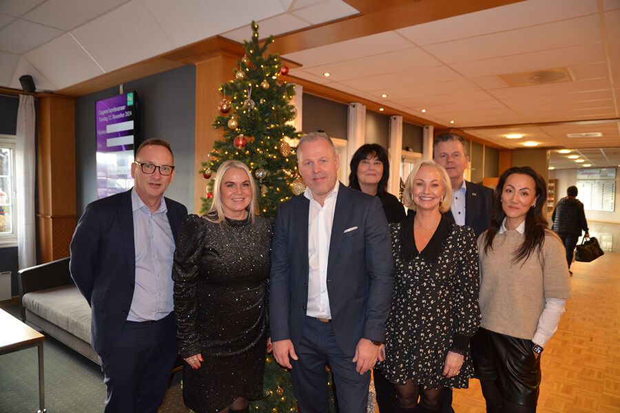 Nok en vellykket julelunsj i regi av Kjedehuset fant sted i dag på Olavsgaard rett utenfor Oslo. Over 160 samarbeidspartnere var samlet til oppsummering om 2024, og om hva som skjer i 2025. På bildet ser vi hele kjedekontoret samlet fra venstre, Kai Johnsen, Birgitte Tunheim,Benny Kopperud, Inger Nedrum, Susanne Gantzel, Geir Rune Bøkeid, og Maria Sook Spjeldnes,. Olav Råken var ikke tilstede.