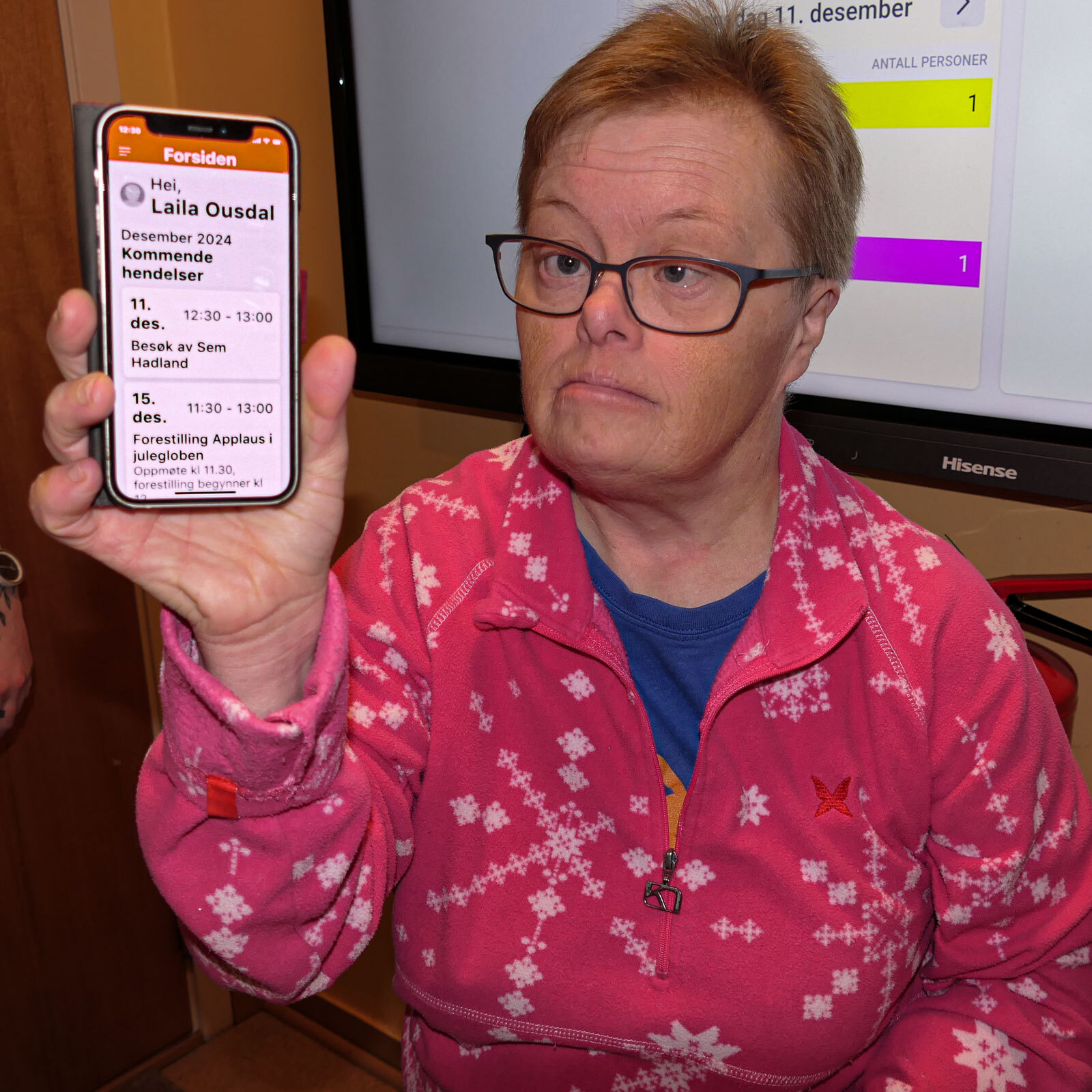 Laila Ousdal viser kalenderen på sin mobil