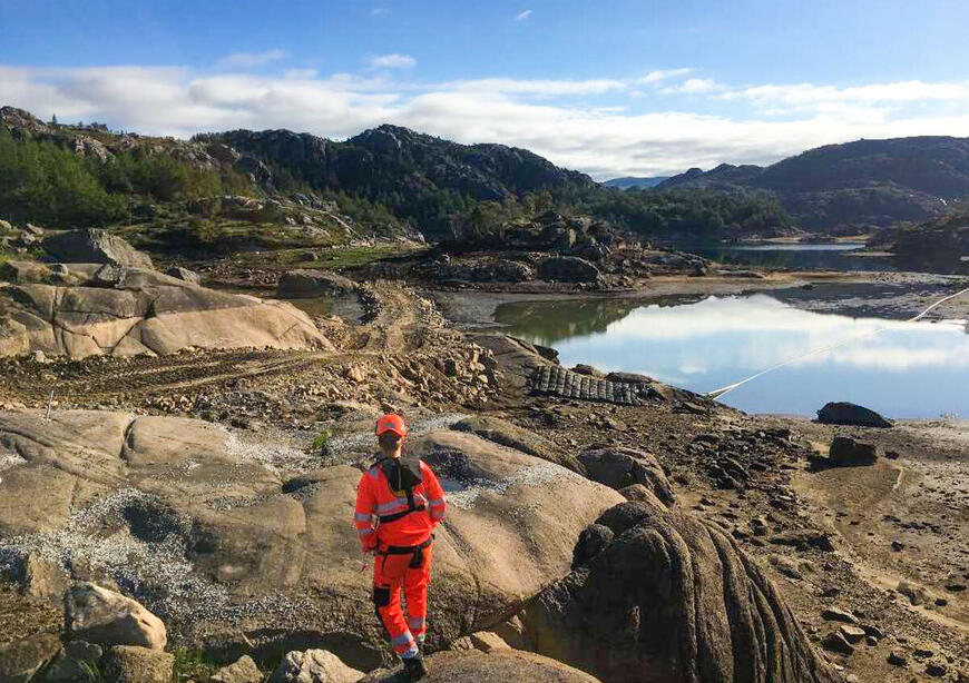 Bilde av byggingen av vannledning mellom Revsvatnet og vannbehandlingsanlegget