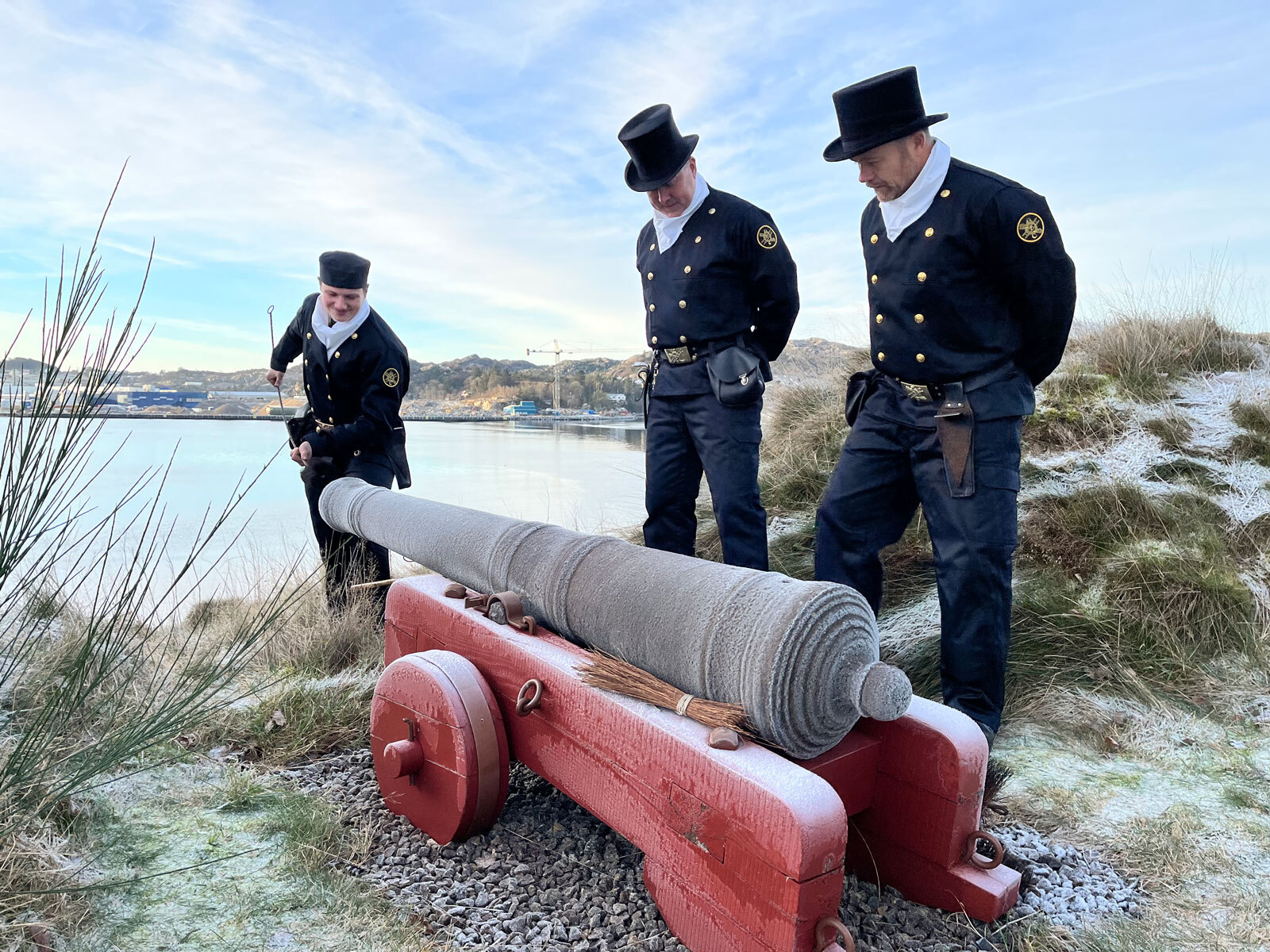 Feierne lader kanonen på Lindøyne fort