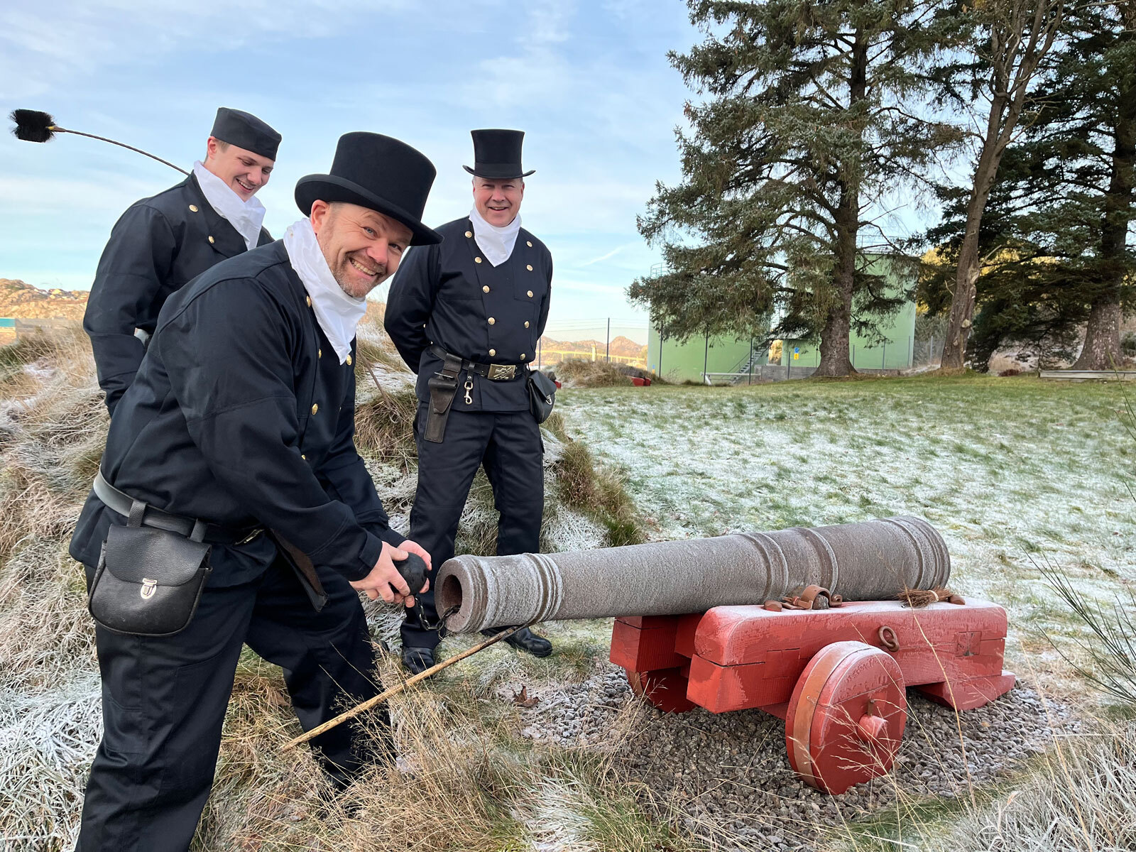 Lunten på kanonen tennes på