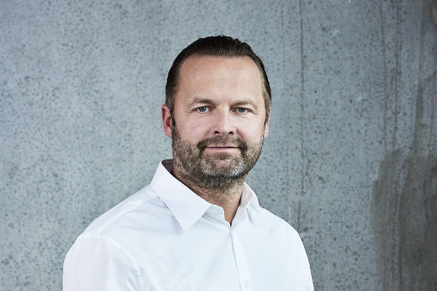 – Partene i byggebransjen kan bli enda flinkere til å samarbeide og jobbe på tvers av fagområder. Det handler om å bryte ned siloene og tenke i nye kostnadsreduserende metoder, samtidig som vi bygger mer bærekraftig, økonomisk, sosialt og miljømessig, sier Anders Strange, stiftende partner, CCO og arkitekt MAA i Arkitekt Anders Strange. Foto: Kirstine Mengel Kirstine Mengel