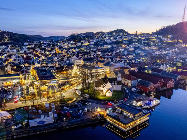 Vinterbilde av Egersund sentrum tatt fra en drone