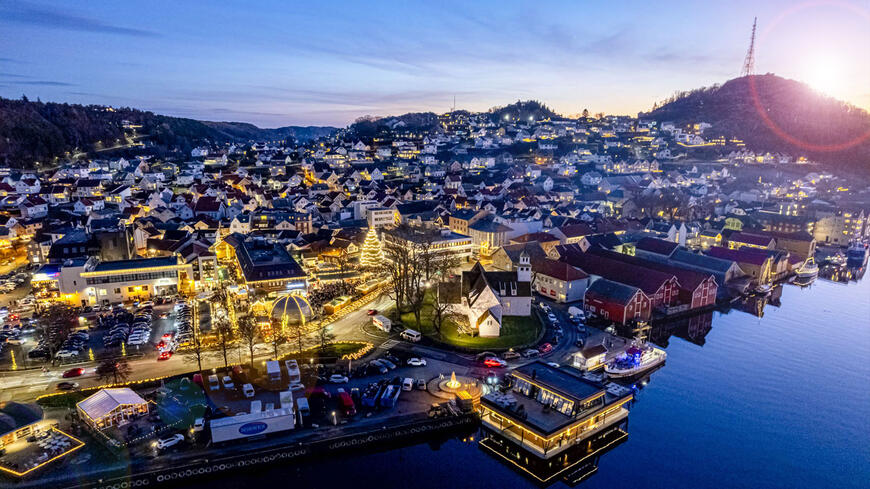 Vinterbilde av Egersund sentrum tatt fra en drone