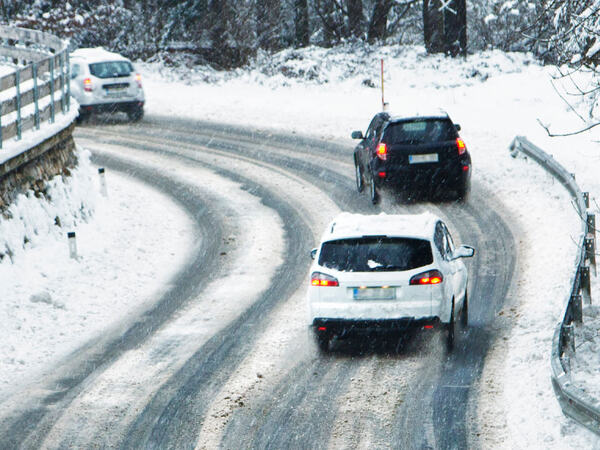 Biler som kjører i snøvær