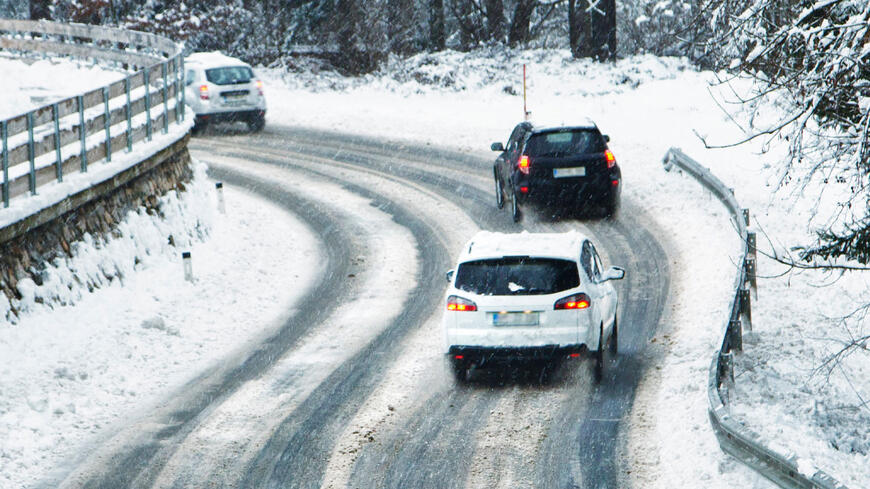 Biler som kjører i snøvær