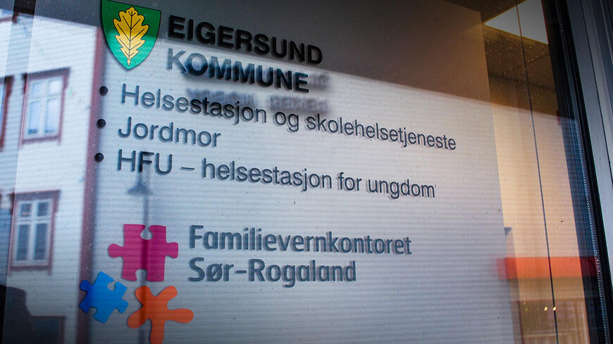 Skilt på helsestasjonen