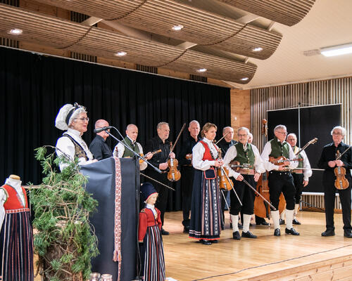 Ann Lundekvam, Hildegunn Risnes Gjelsvik, Ingebjørg Erikstad, Terje Heggheim, Jenny Følling, Anita Nordheim, Bunad Kongens fortenestemedalje i Sølv, Sunnfjord, Ordførar, Bunad