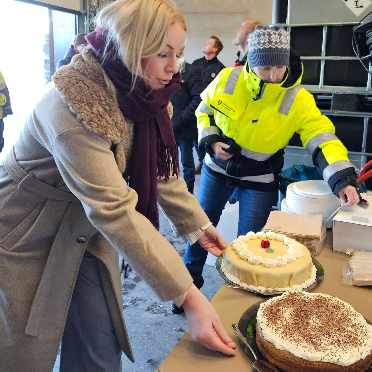 Det serveres kake til de fremmøtte