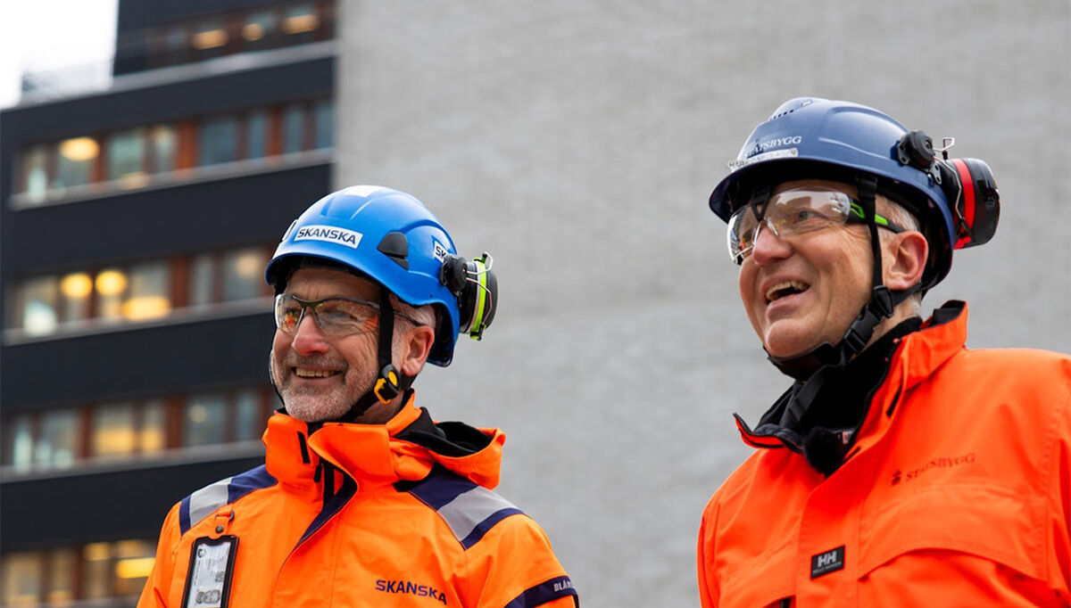 OPPSTART Konsernsjef Stein Ivar Hellestad i Skanska og administrerende direktør Harald Nikolaisen i Statsbygg under markeringen i regjeringskvartalet.