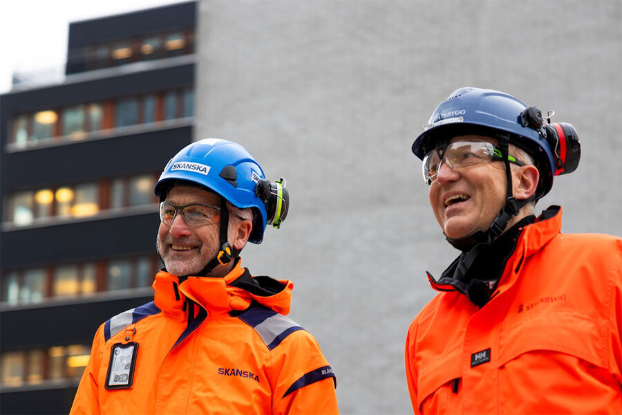 OPPSTART Konsernsjef Stein Ivar Hellestad i Skanska og administrerende direktør Harald Nikolaisen i Statsbygg under markeringen i regjeringskvartalet.