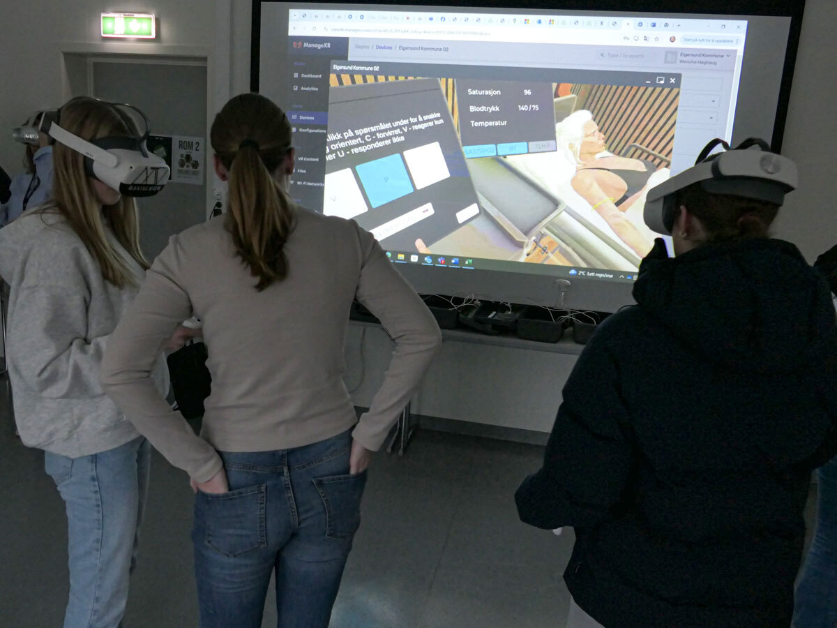 Elever med VR-briller mens resten av de fremmøtte på se på skjermen hva som foregår