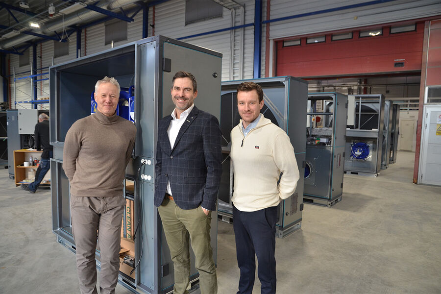 Logistikk- og produksjonssjef Svein Erik Johansen, administrerende direktør Bjørn-Osvald Skandsen og salgssjef David Brodawski gleder seg stort over å kunne ta i bruk nybygget ved fabrikken på Dal.