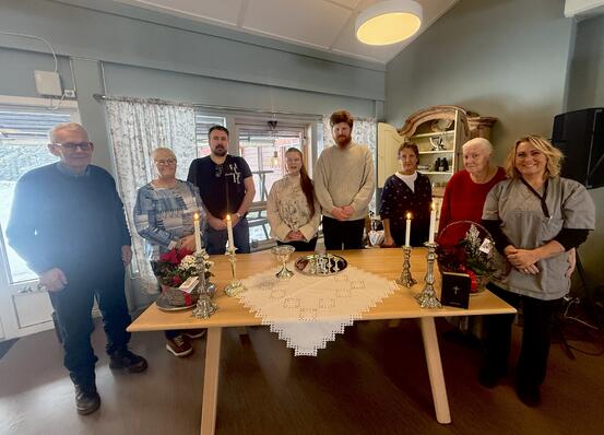 f.v. kirkevertene Dag-Erling Grønvoll, Grethe Sveen, Arnt Rønningen, sokneprestene Irene og Sigurd Hanserud, kirkevertene Astrid Rønningen, Astri Stadsvoll og aktivitetsansvarlig/koordinator Landmo og Korsvold Lisbeth Myrvang.