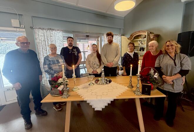 f.v. kirkevertene Dag-Erling Grønvoll, Grethe Sveen, Arnt Rønningen, sokneprestene Irene og Sigurd Hanserud, kirkevertene Astrid Rønningen, Astri Stadsvoll og aktivitetsansvarlig/koordinator Landmo og Korsvold Lisbeth Myrvang.