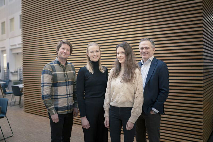 Fra venstre: Erlend Haugland Næs, avdelingsleder Energi og Smartteknologi i Norconsult, Mari Lauglo, gruppeleder Solenergi og lagring i Norconsult, Alise Johannessen Hjellbrekke, seniorrådgiver Solenergi og lagring i Norconsult og Henning Vellene, direktør Teknikk og Industri i Norconsult.