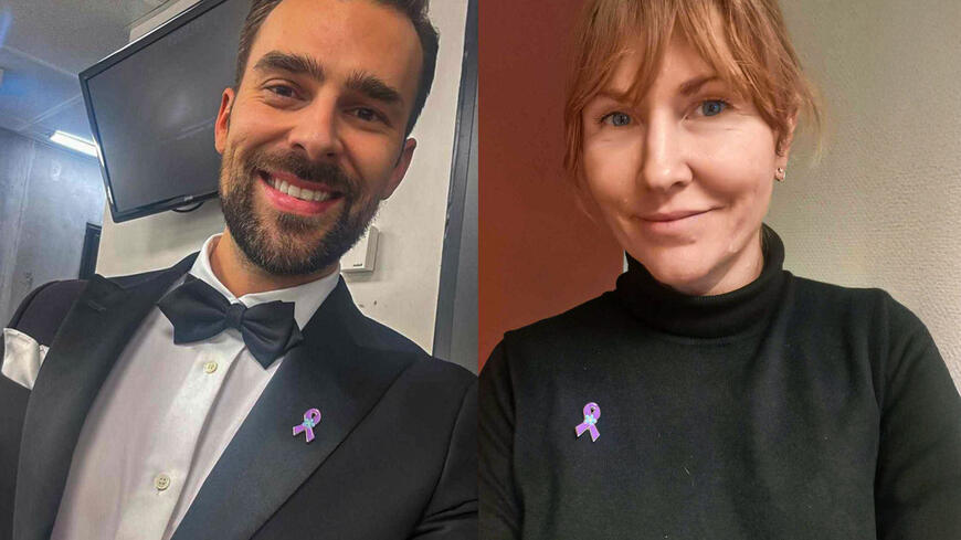 To personer som bærer en lilla sløyfe