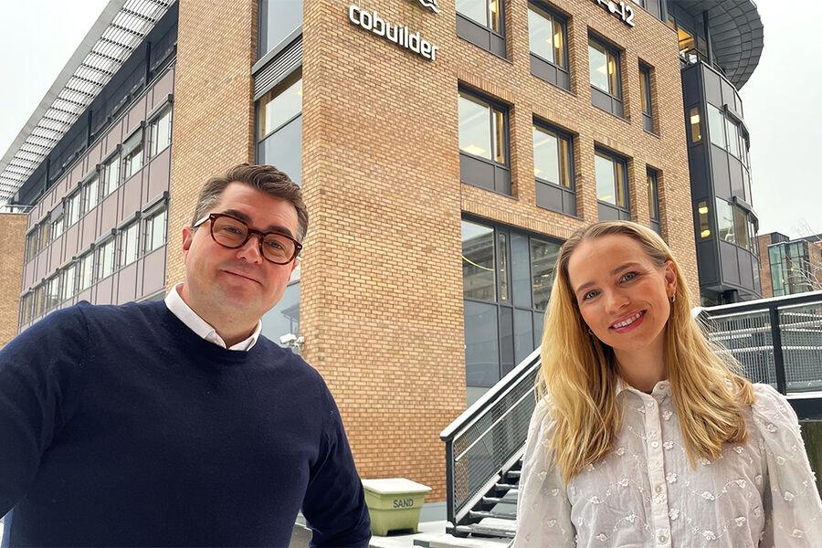 Markeds- og kommunikasjonsdirektør Eirik Vigeland i Boligmappa og salgsansvarlig Tora Westrum i Cobuilder inngår samarbeid som skal gi et bedre tilbud til begge selskapenes kunder.