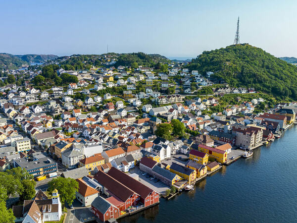 Egersund sentrum med Varberg i bakgrunnen en sommerdag