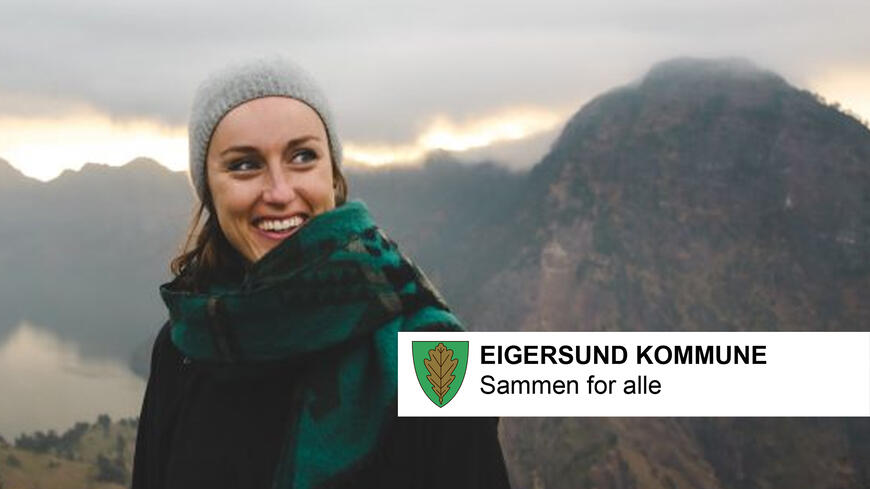 Dame som ser ut over naturen en høstdag