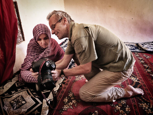 For artikkelforfatteren er møtet med mennesker en stor del av gleden knyttet til det å fotografere. Her er han på besøk i en flyktningleir i Algerie.