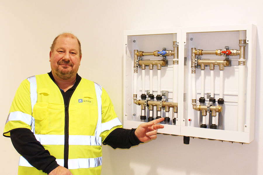Veli Komulainen, forretnings- og systemutviklingssjef, LK Prefab i selskapets Show-Room. Her vises skap med den kalde og varme siden godt adskilt, akkurat som i våtromskassetten. Kjell-Arne Larsson