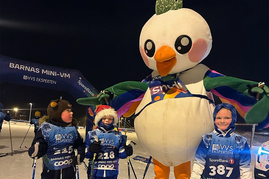 Når man ser entusiasmen og gleden til barna på de ulike arrangementene, er det nok til å glede et hvert hjerte. Dette smitter over på både foreldre og øvrig familie, og gjør dette til noe svært meningsfylt. Her ser vi tre ivrige løpere etter målgang, sammen med maskoten.