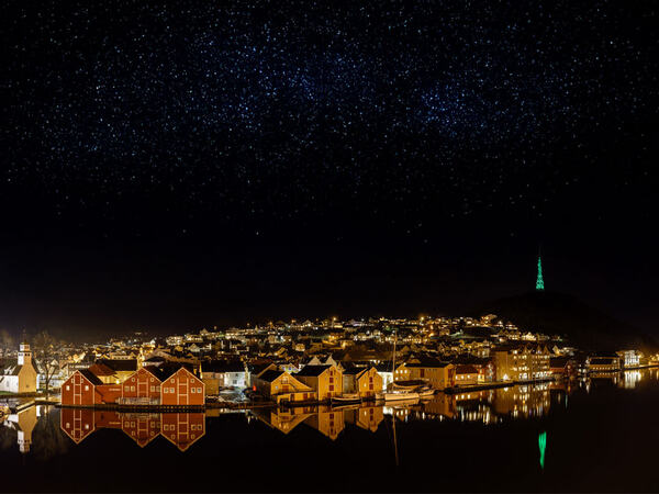 Natt i Egersund sentrum sett fra Fonn med mørk himmel og stjerner