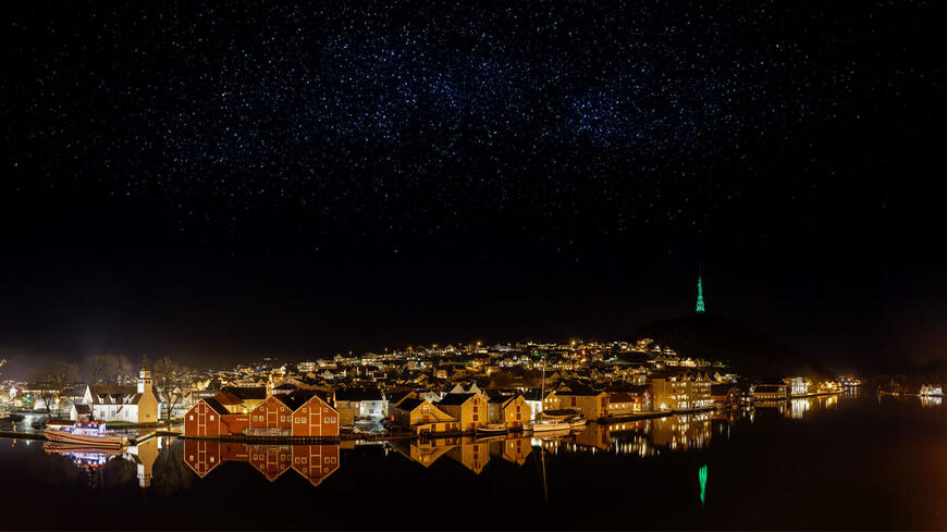 Natt i Egersund sentrum sett fra Fonn med mørk himmel og stjerner