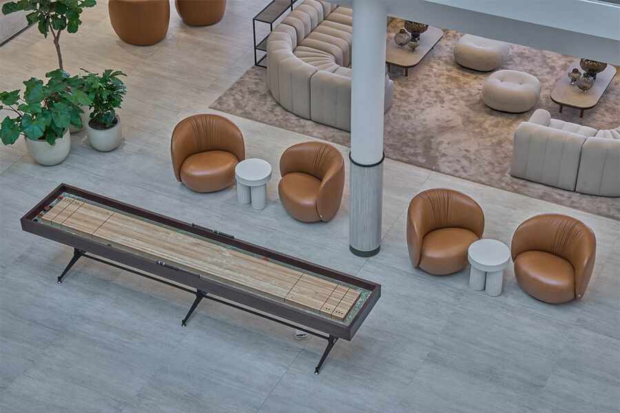 Bevegelse er et av kriteriene i WELL-sertifisering. Løkkeveien 103 er blant annet utstyrt med shuffleboard. Foto: Magu Design/Moxey.